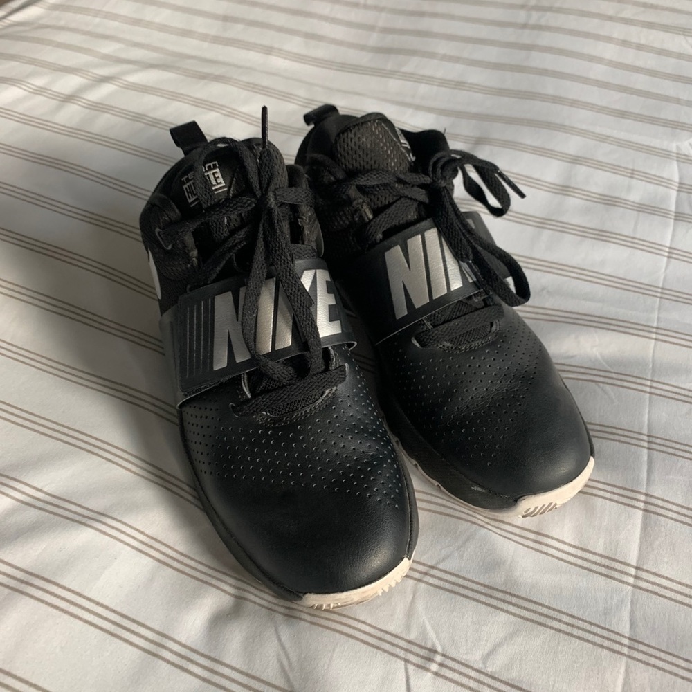 Nike Team Hustle D8 High Top Basketball Shoes 6Y